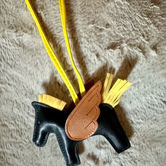 Genuine Leather Horse-Shaped Bag Charm/Keyring - Picture 4 of 7